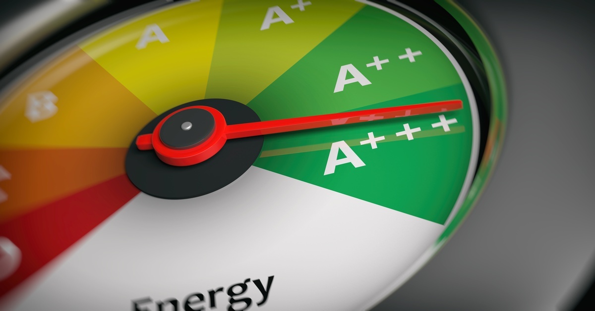 A 3D graphic displays red, orange, yellow, and green energy efficiency levels and their environmental impact.